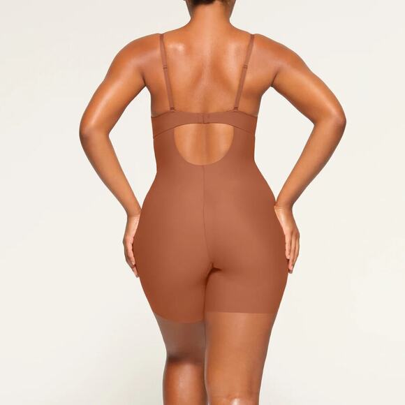 SKIMS Deep Plunge Shapewear Mid Thigh Bodysuit Bronze NWT Size 4X - Picture 4 of 11